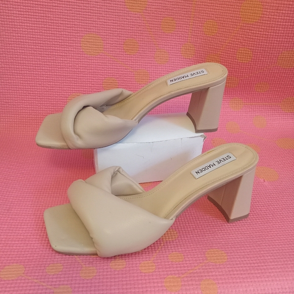 Steve Madden Shoes - Steve Madden heeled slides! Beautiful neutral color!